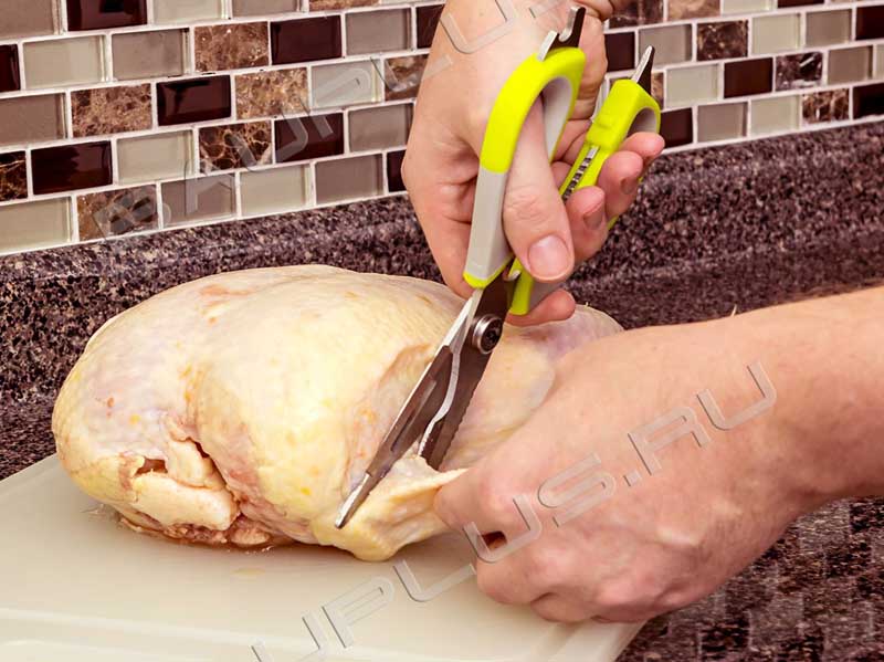 Многофункциональные кухонные ножницы 8 в 1 – это необходимый предмет в каждой кухне. В них сочетаются сразу несколько приборов, которые всегда нужны под рукой , когда вы готовите еду.