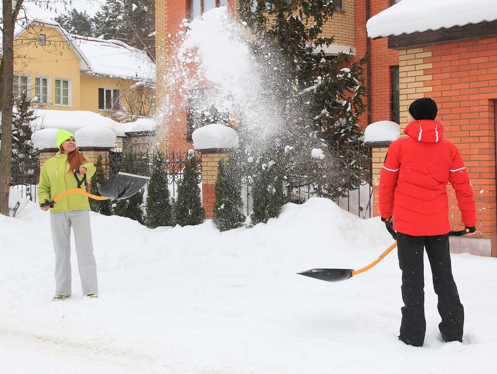 Как сделать лопату для снега из ПВХ трубы, которая будет прочнее покупной