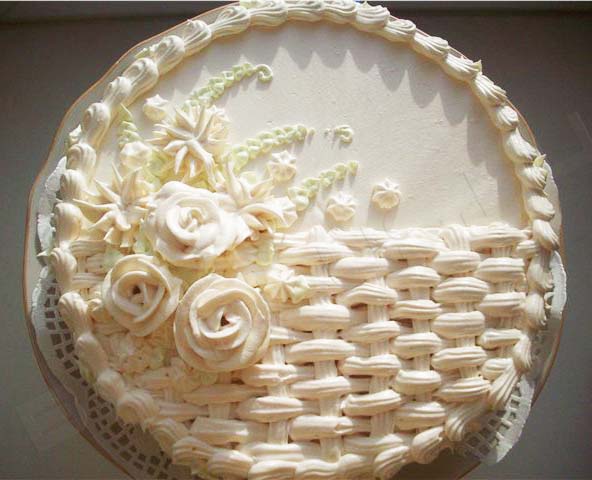 С помощью силиконового шприца Вы можете создать оригинальное украшение для торта
